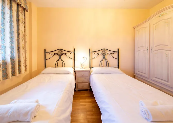 Historic Village Escape In 아파트